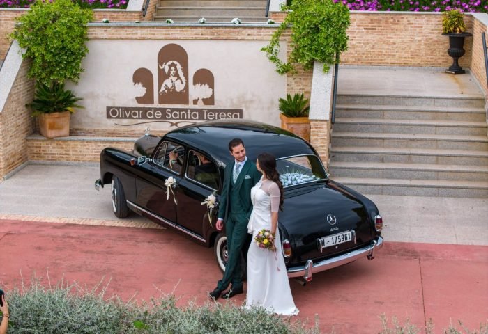 Llegada de los novios en un Mercedes Pontón clásico